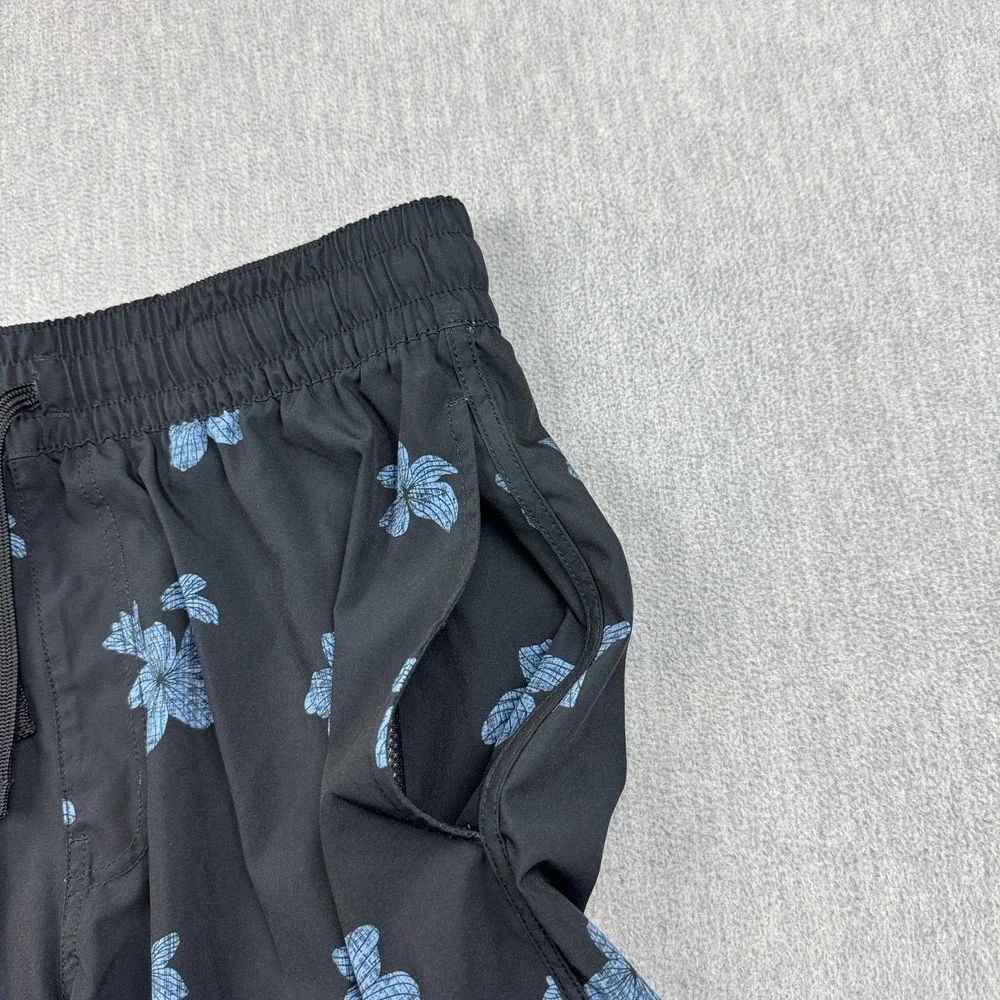 Travis Mathew Shorts Mens Medium Black Blue Floral Boardshort‎ Swim Trunks Surf